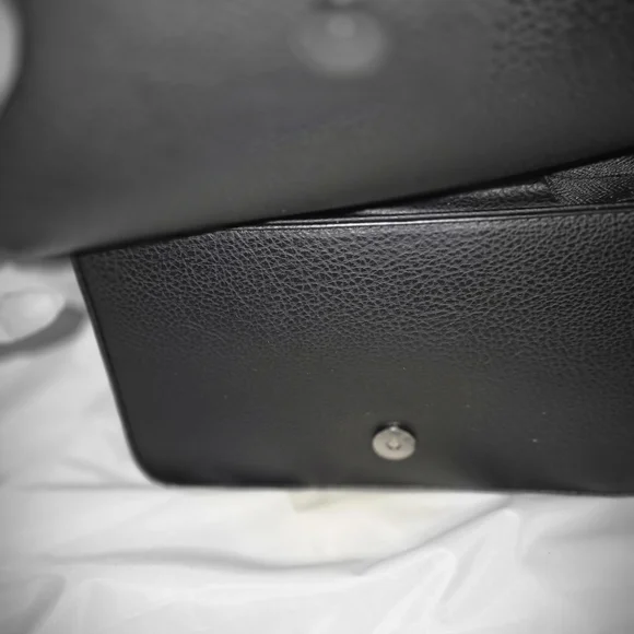 Valentino Orlandi Sleek Black Crossbody Bag - Picture 5 of 9
